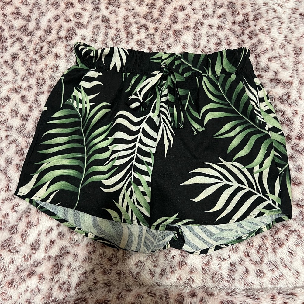 Tropical Leaf Print Women's Shorts